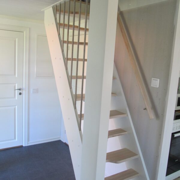 lofttrappa - spartrappa - ask trappa - spalje - rostfritt räcke - öppen trappa - våningsräcke - inomhustrappa - kontursågade steg