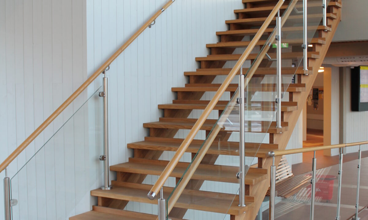 rak trappa - ek trappa - öppen trappa - rostfritt räcke - underliggande trappa - offentlig trappa - glasräcke