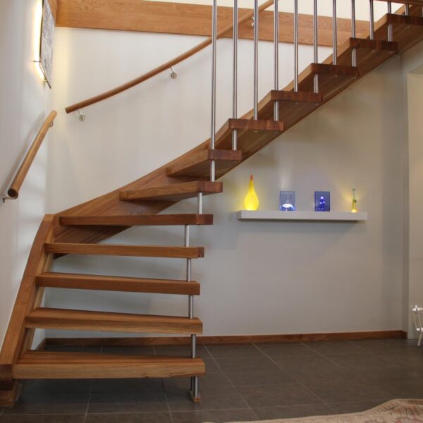 Trappa utan innervang - L-trappa - ek trappa - rostfritt räcke - rund handledare - lackad ek - vägg handledare - spalje - svävande trappa - öppen trappa