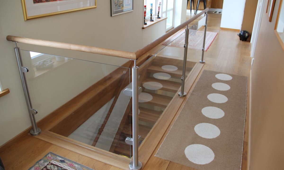 våningsräcke - glas räcke - rund handledare - l-trappa - ek trappa - öppen trappa - inomhustrappa - ek handledare