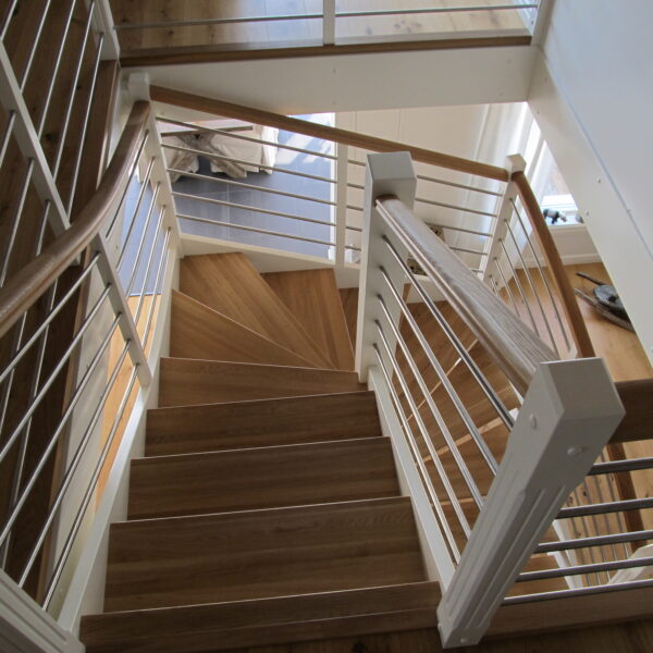 u-trappa - blocksteg - ek trappa- öppen trappa - rostfritt räcke - ek handledare - profil frästa stolpar - fristående trappa - inomhustrappa - trätrappa - våningsräcke