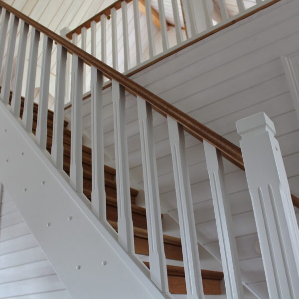 Trappräcke till en vit rak trappa - ledstång i trä - ek handledare - ektrappa - vitt räcke - lofttrappa - spartrappa - öppen trappa - rak trappa . våningsräcke - klassikräcke - profilfrästa spjälor - profilfräst stolpe - omega handledare