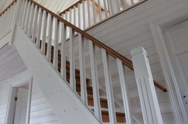 Trappräcke till en vit rak trappa - ledstång i trä - ek handledare - ektrappa - vitt räcke - lofttrappa - spartrappa - öppen trappa - rak trappa . våningsräcke - klassikräcke - profilfrästa spjälor - profilfräst stolpe - omega handledare