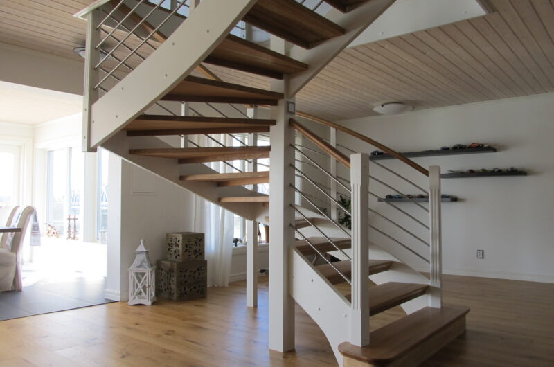 u-trappa - blocksteg - ek trappa- öppen trappa - rostfritt räcke - ek handledare - profil frästa stolpar - fristående trappa - inomhustrappa - trätrappa - våningsräcke