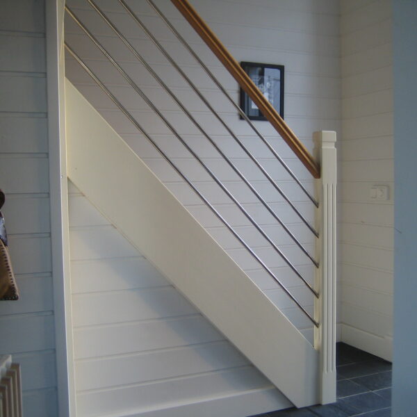 l-trappa - ek trappa - stängd trappa - inbyggd trappa - rostfritt räcke - omega handledare - profilfräst stolpe -