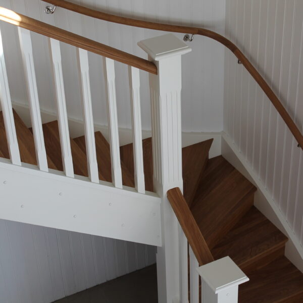 L-trappa - stängd trappa - klassikräcke - klassisk stil - stolphatt - lock - rund vägghandledare med hörnböj - ek trappa - vit trappa - omega handledare - rund ledstång