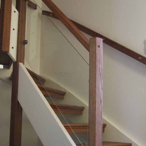 U-trappa - ek trappa - glas räcke - ek stolpar - betsad ek - öppen trappa - inomhustrappa - vägghandledare -