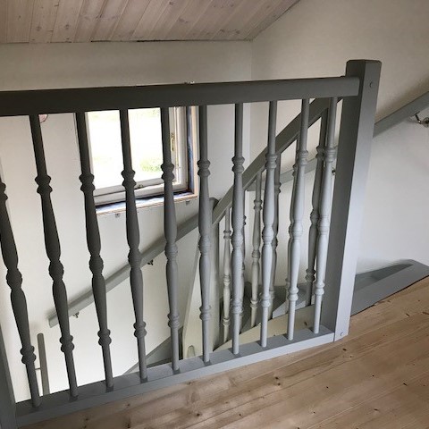 u-trappa - blocksteg - stängd trappa - grå trappa - svarvat räcke - våningsräcke