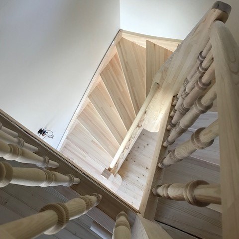 u-trappa - blocksteg - stängd trappa - grå trappa - svarvat räcke - våningsräcke