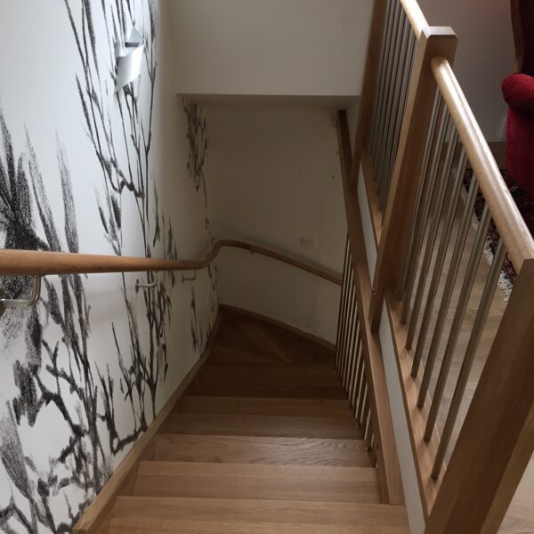 L-trappa - ek trappa - rostfritt räcke - rund handledare - lackad ek - vägg handledare - spalje - våningsräcke