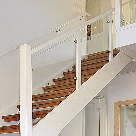 L-trappa - ek trappa - vit handledare - öppen trappa - glas räcke - våningsräcke -