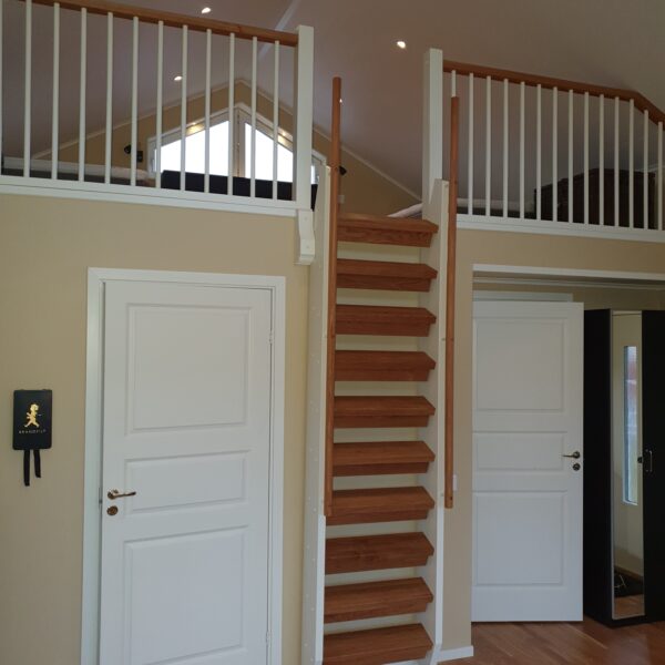 lofttrappa - spartrappa - infälld trappa - infälld lofttrappa - infällbar lofttrappa - räcke mot tak - våningsräcke - rundstavsräcke - ek handledare - ek steg