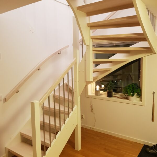 U-trappa - rostfritt räcke - ask steg - öppen trappa - vägghandledare - spaljé mot innertak - vitlaserad ask steg - vit trappa