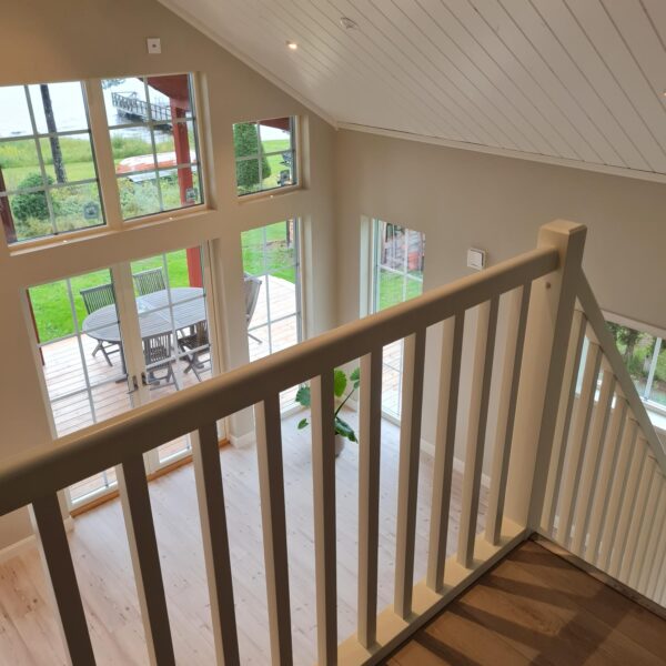 lofttrappa - vitt räcke spartrappa - våningsräcke - trappräcke - vit trappa