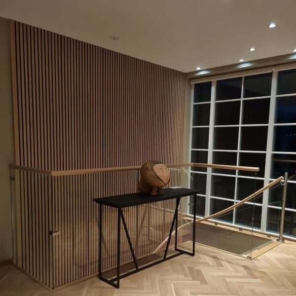 Trappa med glasräcke - L-trappa - glasräcke - ek steg - ek handledare - ek trappa - öppentrappa - våningsräcke - våningsglas - design räcke