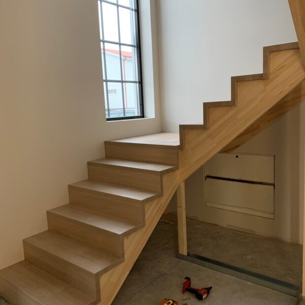 underliggande trappa - ek steg - kant i kant steg - stängd trappa - u-trappa - vilplan - trappa i modern design