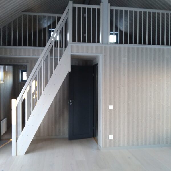 lofttrapa - grå trappa - fjällstuga - rundstavsräcke - gråtträcke - spartrappa - räcke mot snett innertak - räcke mot innertak - våningsräcke -