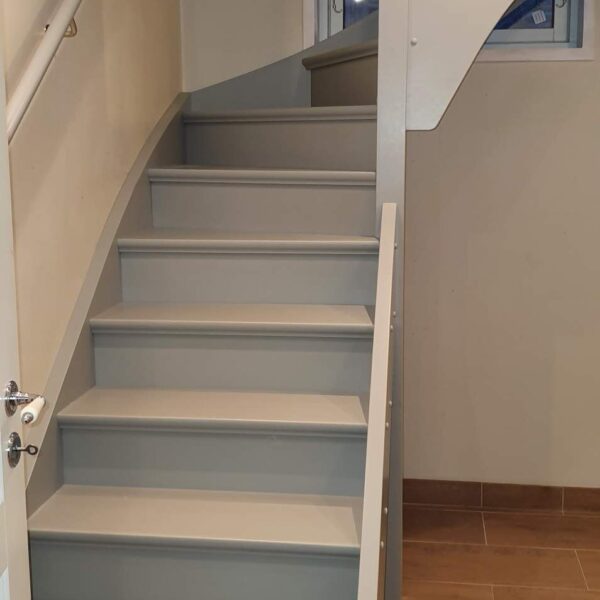 l-trappa - grå trappa - stängd trappa - profilerade steg - spaljé - vägghandledare