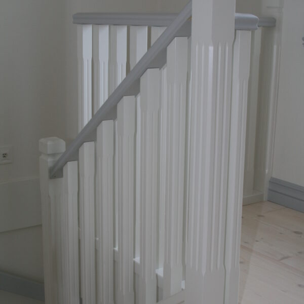 inbyggd trappa - liten trappa - furu steg - klassik räcke - allmoge räcke - vitt räcke - stängd trappa - våningsräcke - grå handledare