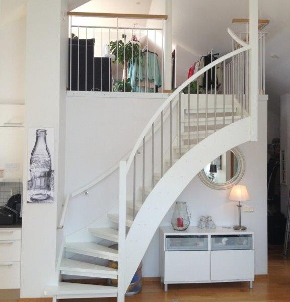 vit s-trapp - rostfritt räcke - lofttrappa - takhängd - öppen trappa