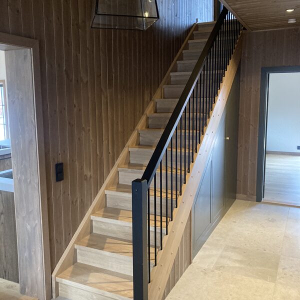 Ektrappa - svarträcke - stålräcke - våningsräcke - rak-trappa - stängd trappa - mattlackad