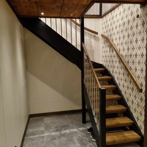 rostfritt räcke - svartmålad - hårdvaxoljad - handledare - överliggare - Antik Ek - våningsräcke - furuhandledare - L-trappa - öppen trappa