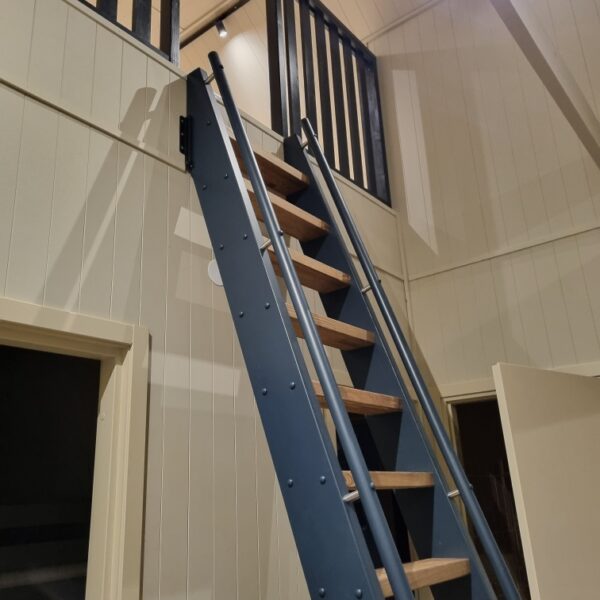 lofttrappa - spartrappa - infällbar trappa - våningsräcke - ektrappa - rund handledare