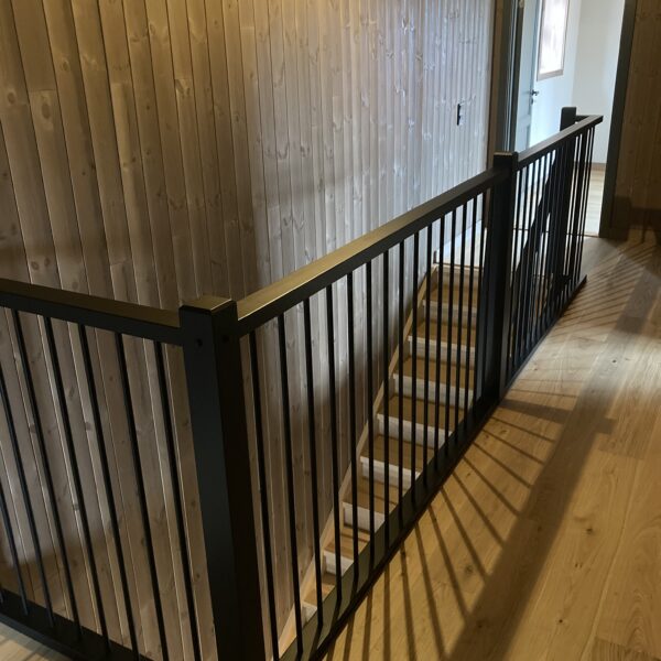 Ektrappa - svarträcke - stålräcke - våningsräcke - rak-trappa - stängd trappa