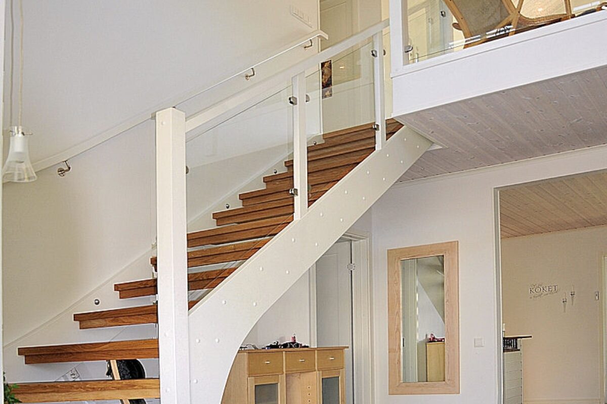 L-trappa - ek trappa - vit handledare - öppen trappa - glas räcke - våningsräcke - blocksteg
