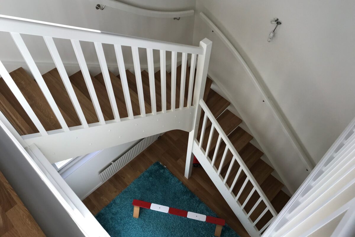 L-trappa - ek trappa - öppen trappa - vit trappa - trä räcke - inomhustrappa - vit handledare - fyrkantiga spjälor - våningsräcke